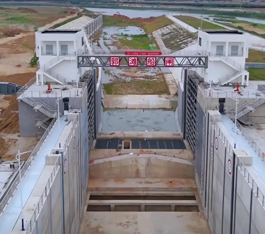 6月18日，南阳唐河郭滩航运船闸基础工程竣工。共同期待开航。