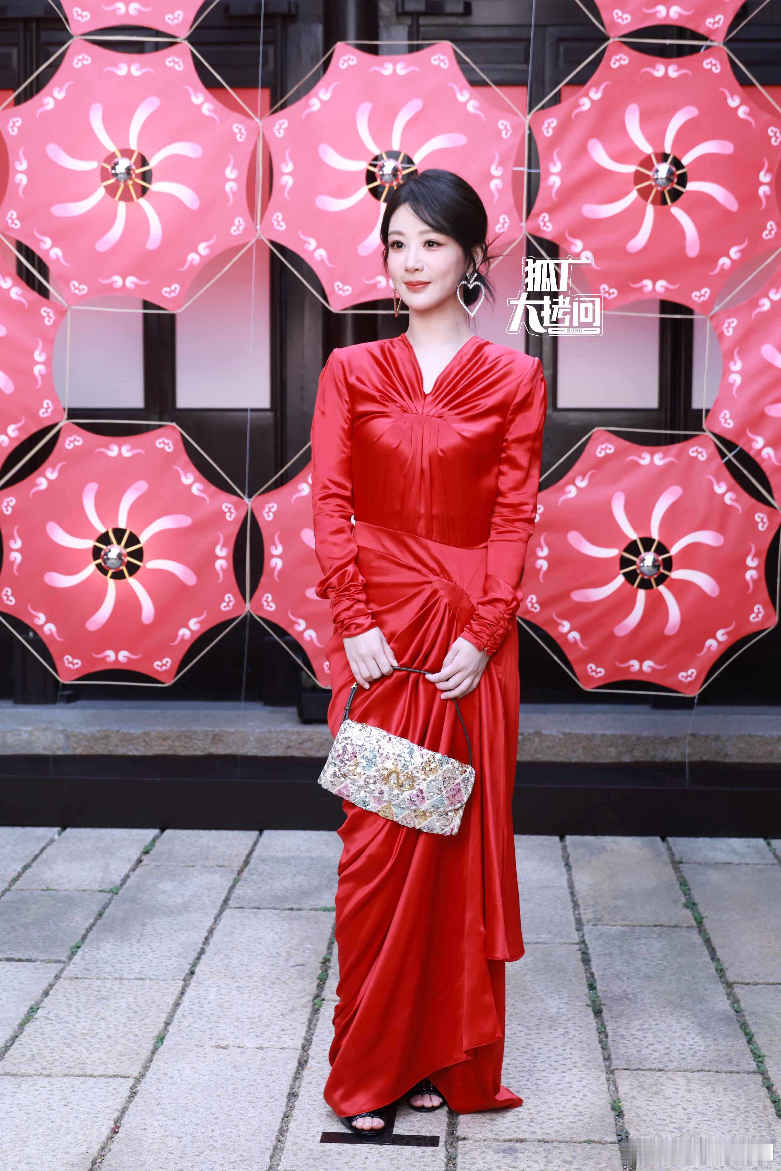 今日线下活动生图，温柔明艳的美杨紫穿红裙好明艳