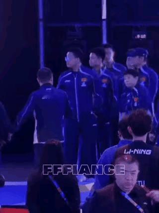 笑死我了！莎莎和马琳握手的时候，还拍了拍小马！为什么说小马呢？因为莎莎上次这