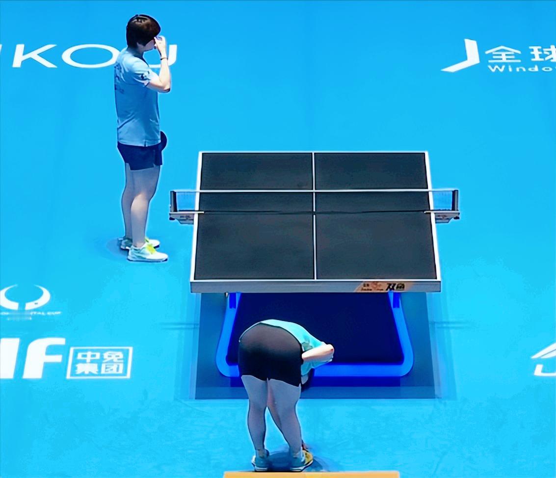 孙颖莎开局前为何要不断拍打球拍？侯英超说：海南太潮湿了，莎莎前两场，反手