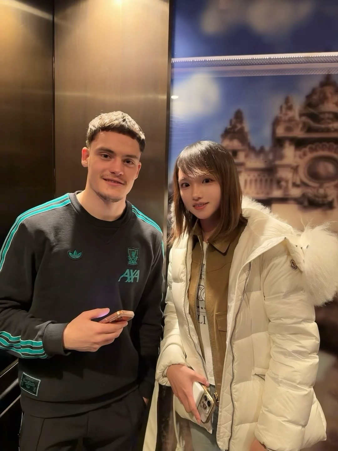 在电梯里遇到维尔茨，但是刘海太翘了我让豆包给我p顺了土耳其·伊斯坦布尔