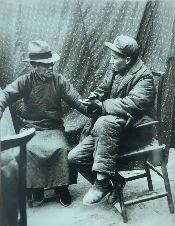 看上去，像算命先生，以为是阿炳。梁大师，在教员面前，就是个学生！