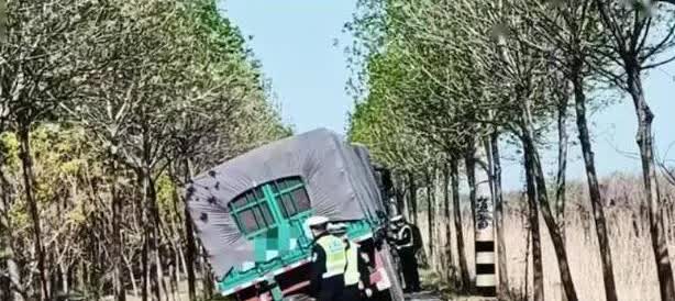 “摊上这事怎么办？”山东滨州，女子驾驶大货车压塌了农村内部道路，结果被要求赔偿1