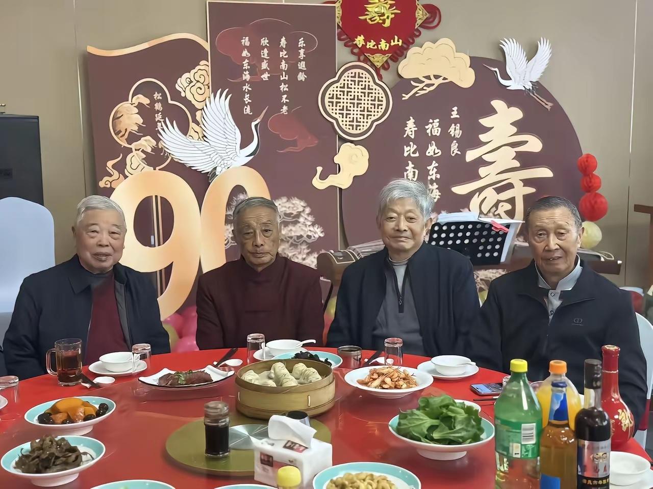 老头子九十大寿，三位老战友陪伴左右。他们四个一起当兵，一起退伍，一起进入无锡市公