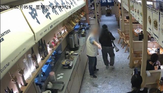 广东深圳，一家餐厅，因临近春节服务员减少，上菜速度变慢。一桌四人就餐时，因嫌出菜