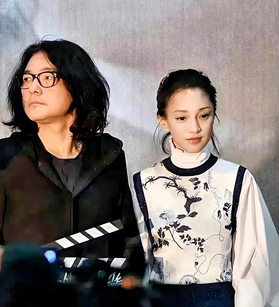 周迅这状态，搁谁谁不迷糊啊？44岁？说24都有人信吧。别人拼了命往脸上打针，