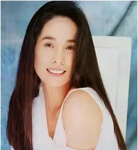 她是民进党绿蛙想罢免，但又无能为力的蓝委，可以说是一点胜算都没有。已60岁的无