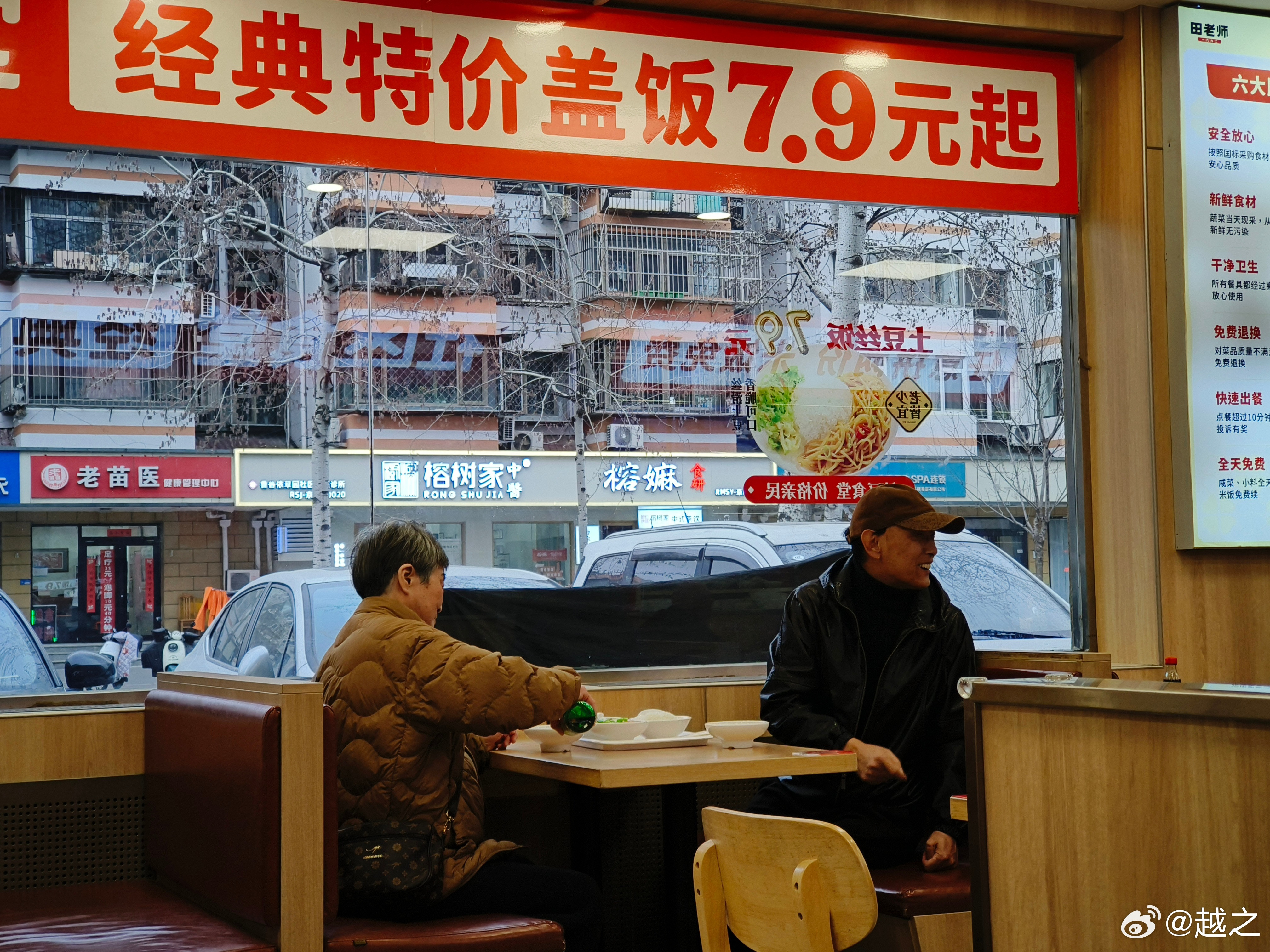 回到年轻时代成长的老小区，才发现自己原来住的房子低矮，板楼不隔音，厕所厨房管线暴