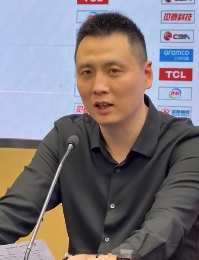 上海久事主帅卢伟在发布会上鼓励其他的季后赛球队：我们上海队并非不可战胜，进入到八