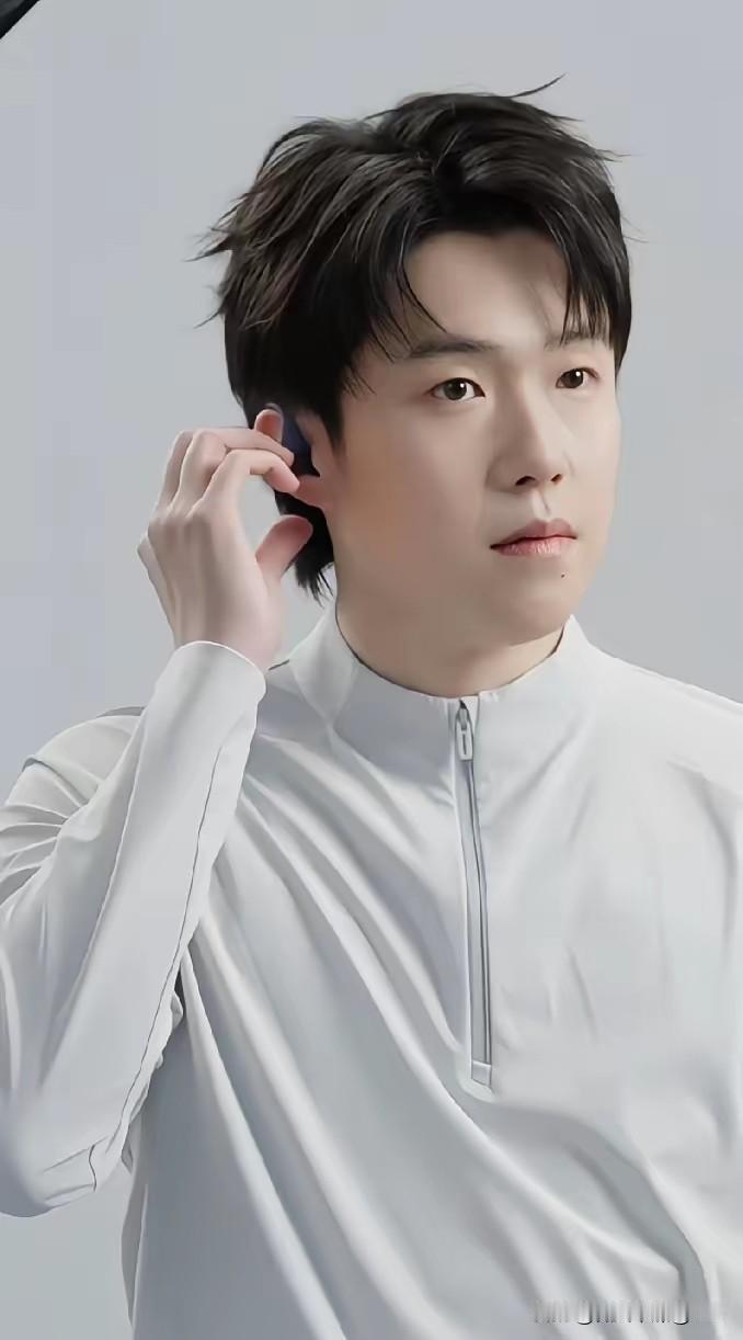 看了头哥现在拍的广告片，难怪网友纷纷夸赞他代言的品牌商都太会整活了。发现越来