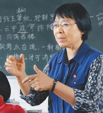 🌞1995年，张桂梅丈夫去世。一天一位女老师摸了摸她的肚子，惊讶的说：“你