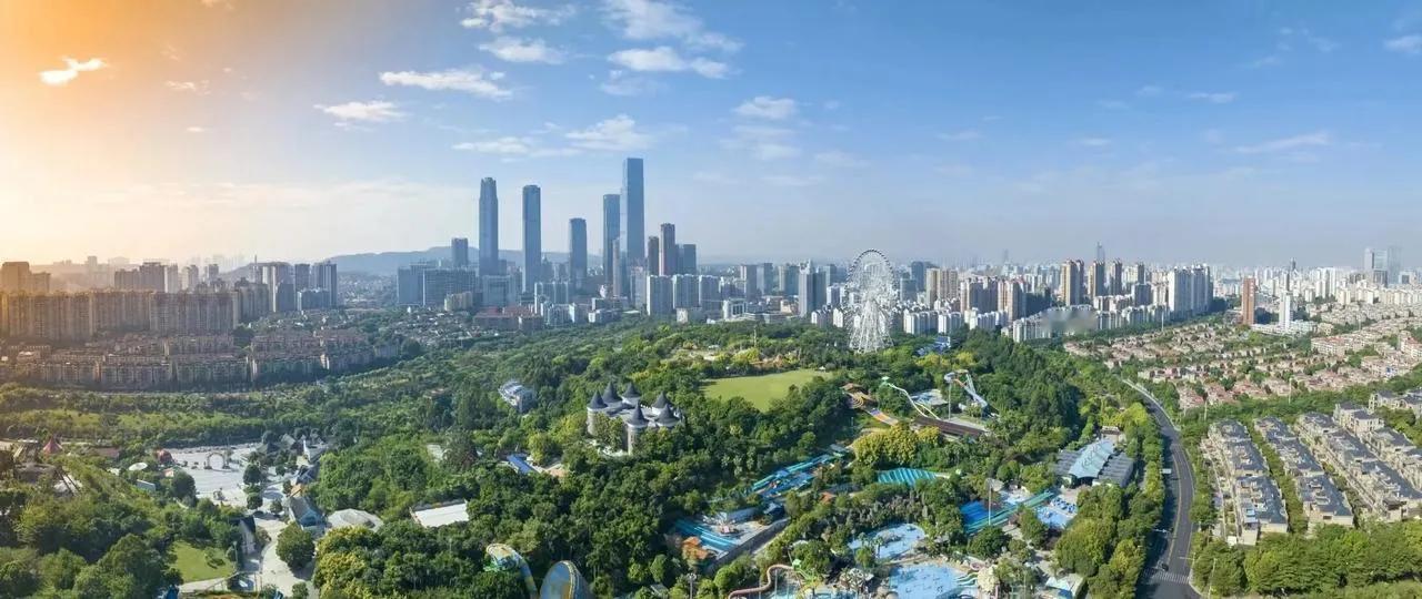 广西南宁的五象新区这视野，这绿化，这个公园，这个高楼的挺拔，恐怕是同等级城市中的