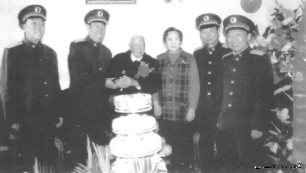 2000年，原北京军区副司令员、北京军区空军司令员罗元发将军90寿辰时的场景。罗
