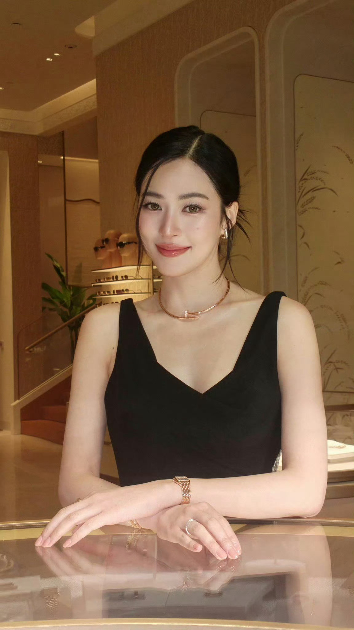 邝玲玲亮相卡地亚精品店开幕活动，黑色露背深V长裙搭配品牌高级珠宝，优雅又迷人🤩