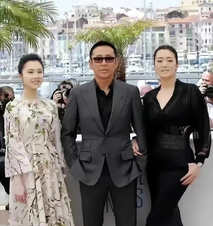 陈道明和巩俐的一张合影，陈道明酷酷的，巩俐挽着他，让他“帝王”的感觉又找到了，左