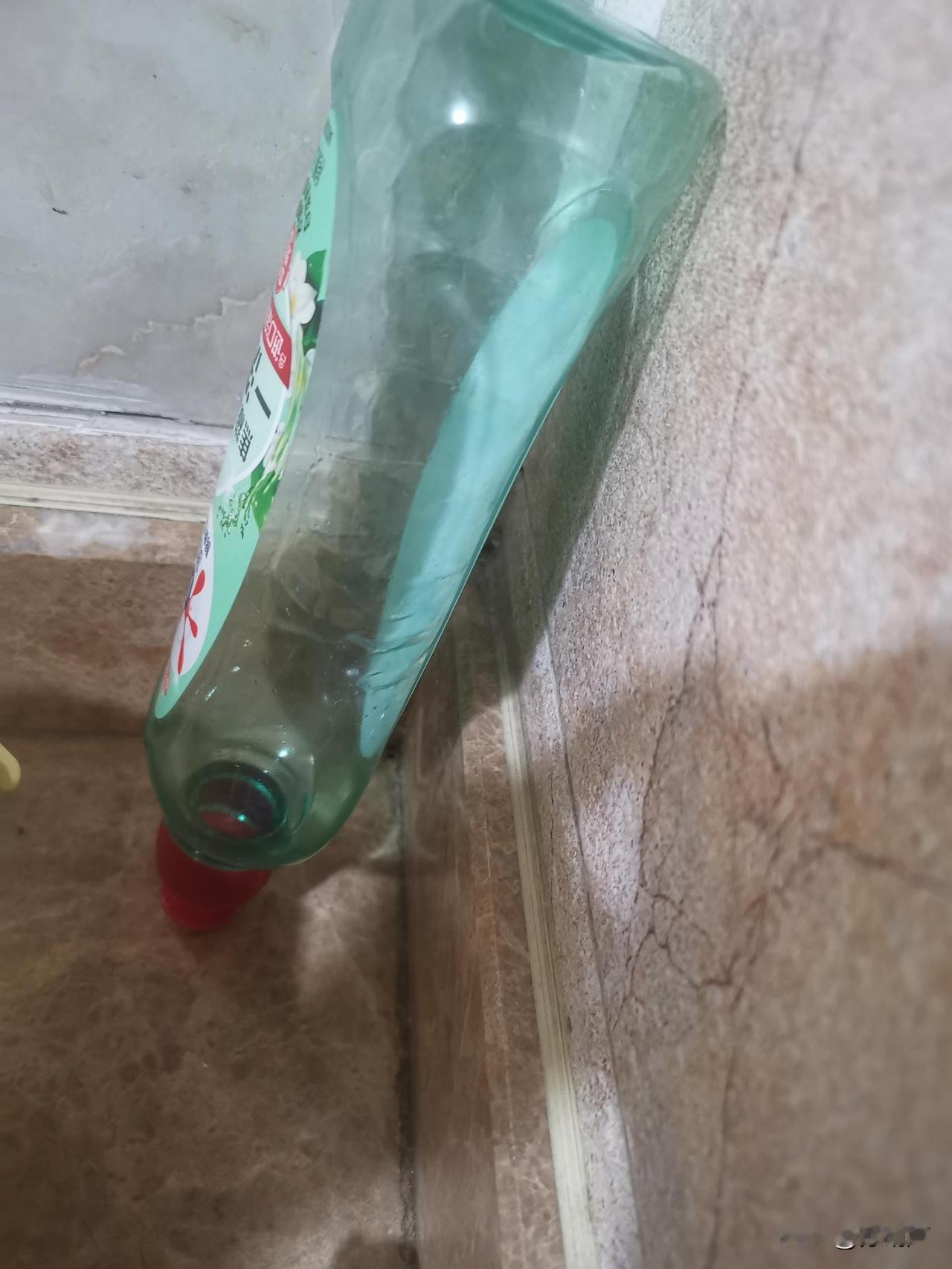 大家都是这么节俭过日子的吗？洗洁精快用完了，把瓶子倒着放，让洗洁精全部流出来，