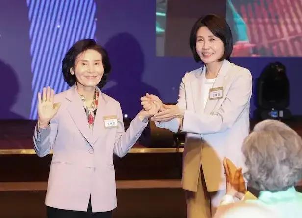 尹锡悦退党没有带来奇迹，金文洙把希望寄托在夫人薛南英身上？金龙泰20日提议，