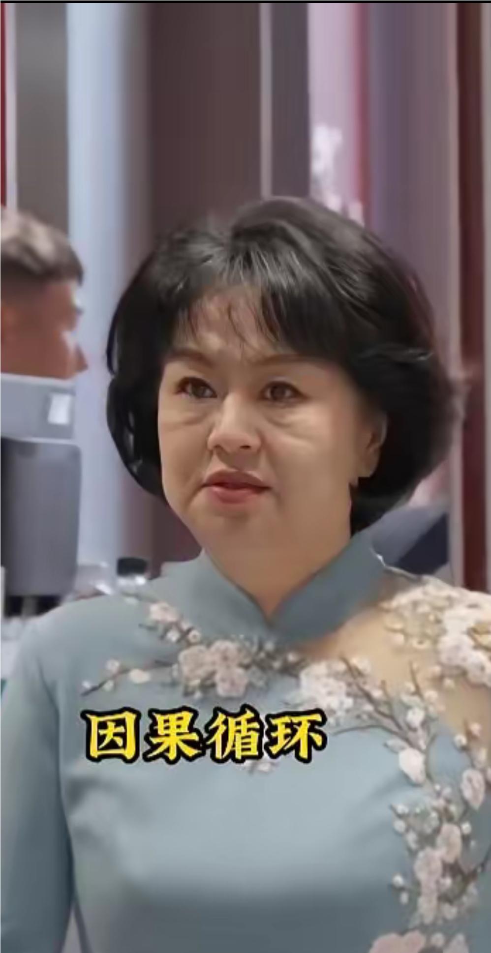 发型一直没变，变就在脸上有了岁月的痕迹。