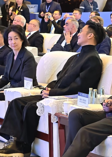 发现谢霆锋无论涉猎什么行业都是最优秀的