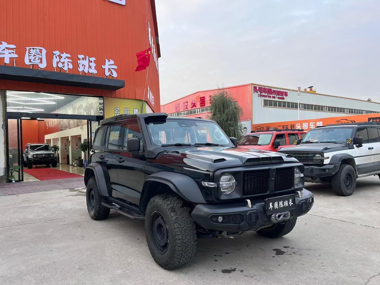 最近新款坦克300消息不断。3月1日它已开启预订，有望3月正式上市。外观上，基