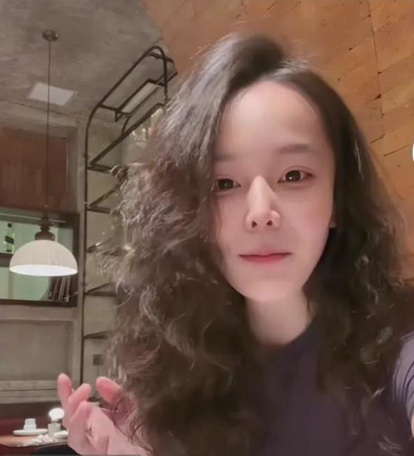 柴桑大姐今天说到了小熊：她本来就是个边缘人，她不是主流，和现在的年轻人不一样