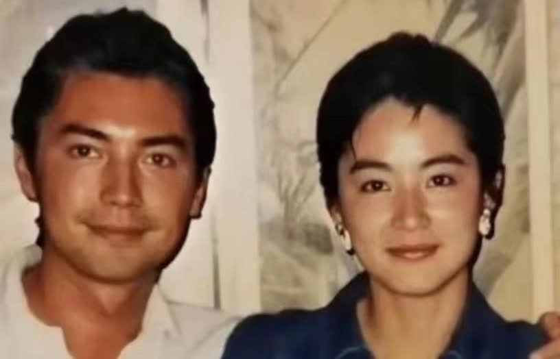 “一代男神”尊龙，林青霞熬夜陪他，72岁无妻无子，狗狗陪伴