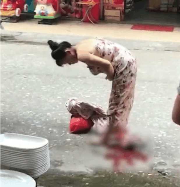 实拍: 孕妇突产婴儿掉地上羊水洒一地 网友: 当年媳妇是假分娩