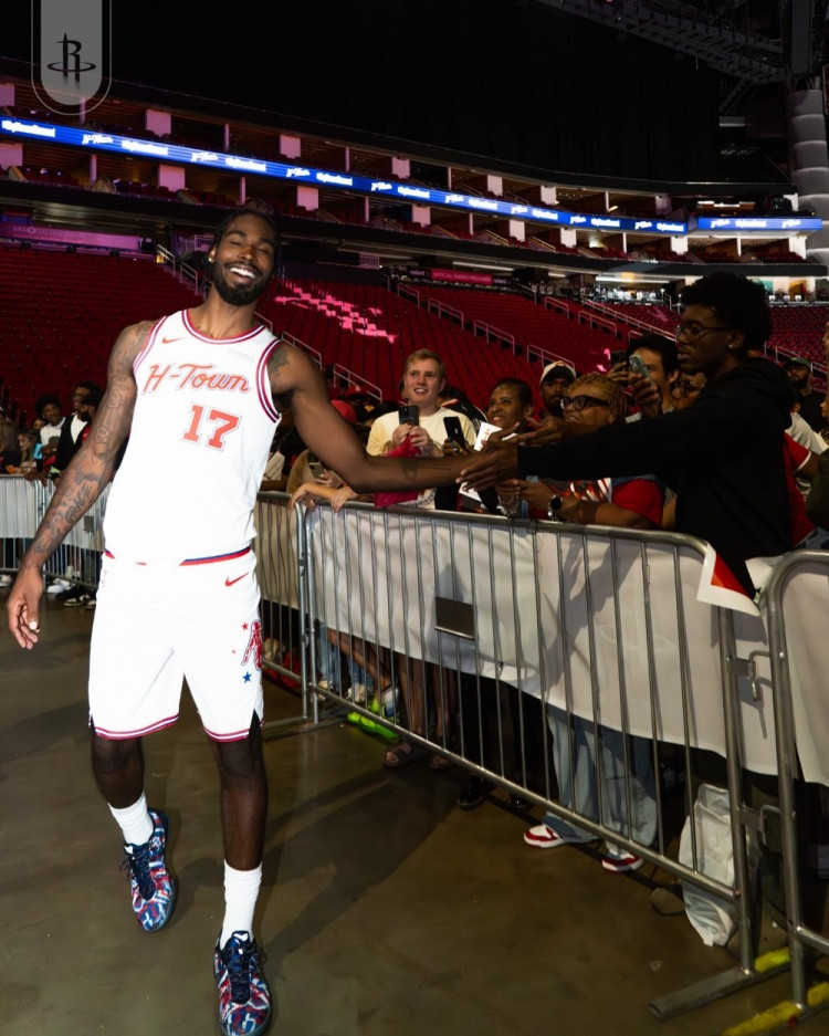 作为火箭队休赛期引进的大牌球员之一，芬尼史密斯这位前锋，他已经错过了火箭队的4场