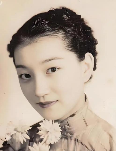 1952年，青岛第一名妓于小脚被执行枪决，人们将刑场围得里三层、外三层，都想一睹