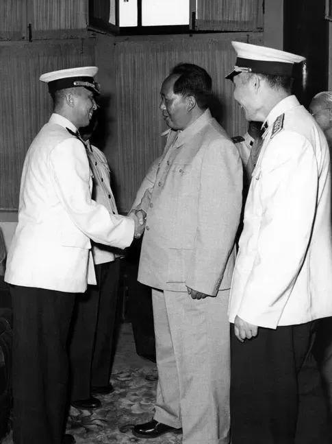 1952年毛主席来到海军机关，他对海军司令员萧劲光说，海军成立两年多了，我还没有
