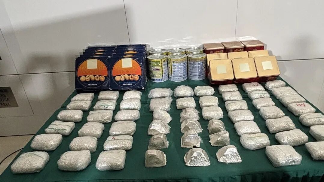 零食罐中藏219公斤银块! 香港海关截获天价“年货”