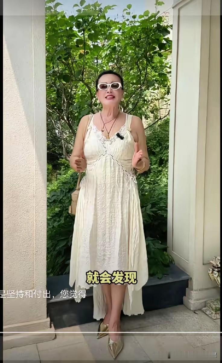 哇撒张兰比小月儿都敢穿，这明晃晃的吊带连衣裙就这么直接穿出来了，再看看小玥儿的出