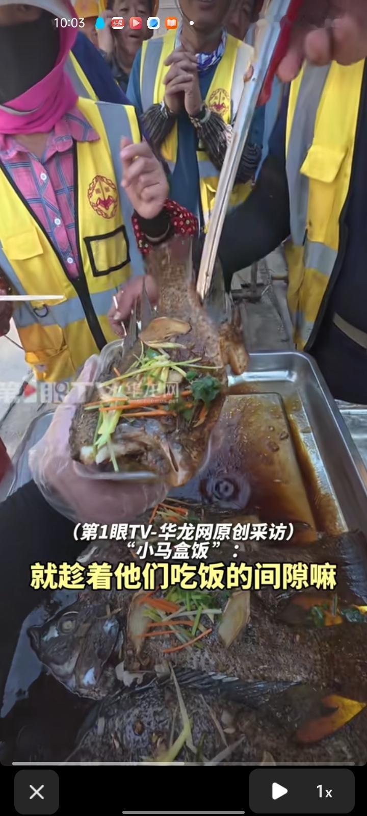 5月12日，天津。小伙在工地旁摆摊卖饭菜，一份卖八块钱工人非要扫十块，感觉心里过