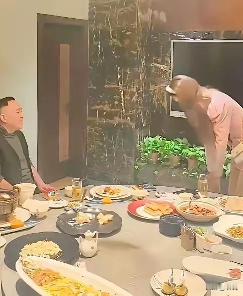 杨议收了一位大长腿女徒弟，看来深得师傅心啊