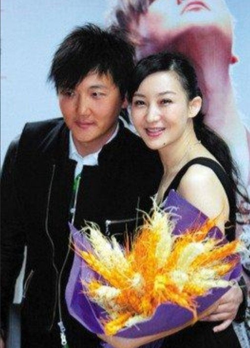 1999年，成名后的孙楠抛弃了同居10年的女友辛欣，转身娶了神交已久的买红妹。1