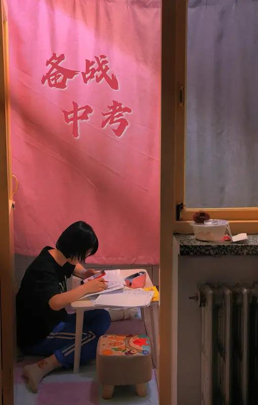 这次中考，我悟出了一个道理，就是人的目标不要定得太高，这样就容易得到快乐。