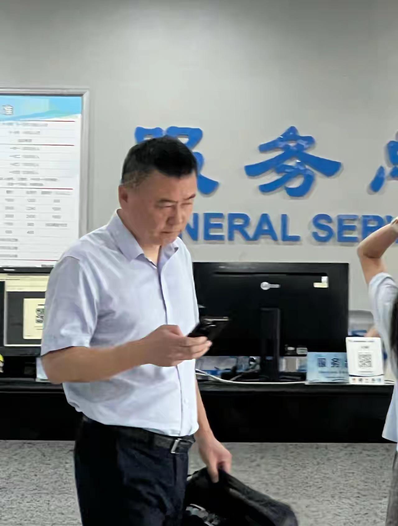 严鹏这一跳，西安赛格客流断崖式下降，商户大受影响，生意惨淡，这起悲剧没...