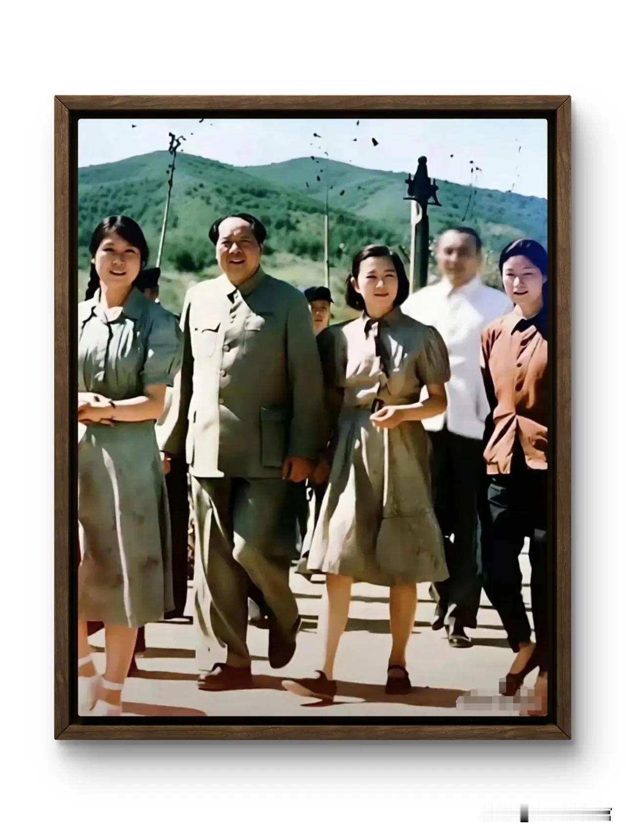 这是1953年玉泉山后期上色修复照片，记录毛主席与女儿李敏、李讷，儿媳刘思齐一同