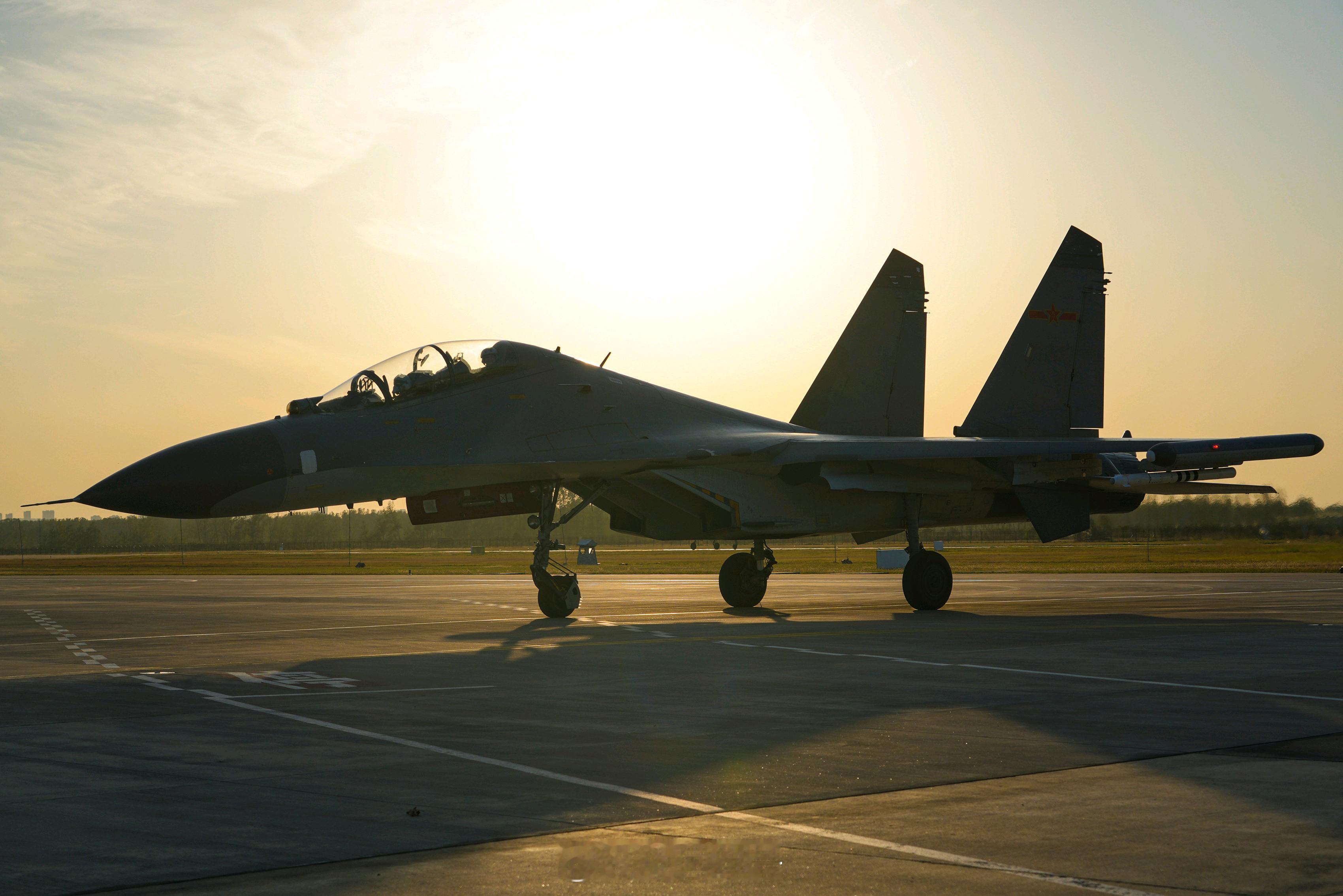 东空某团老侧卫又出镜了苏-27UBK、歼-11/苏-27SK双座老两拐