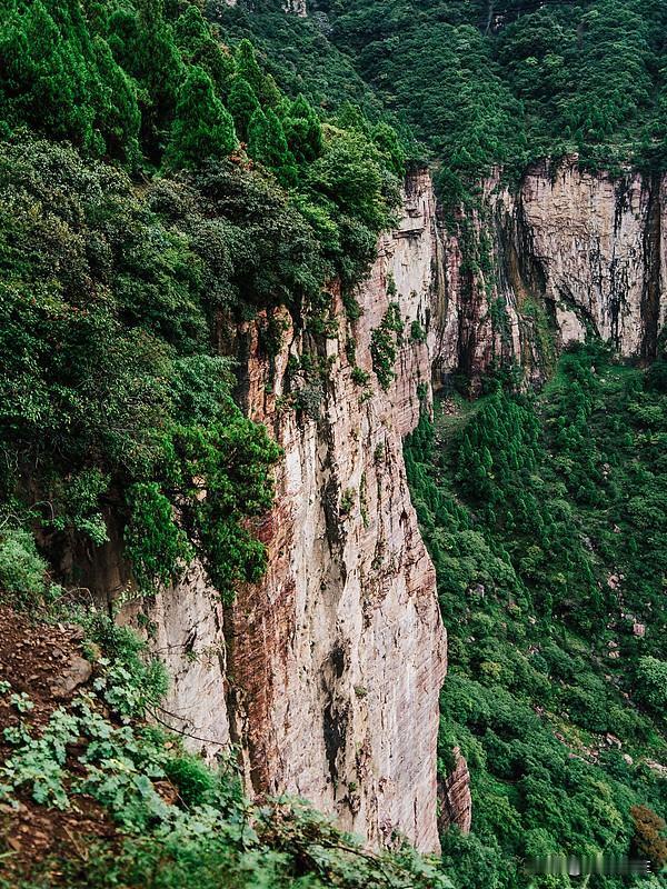 云南山多，山地面积超80%，东部喀斯特地貌，西部高山积雪，险峻地形曾是天然屏障，