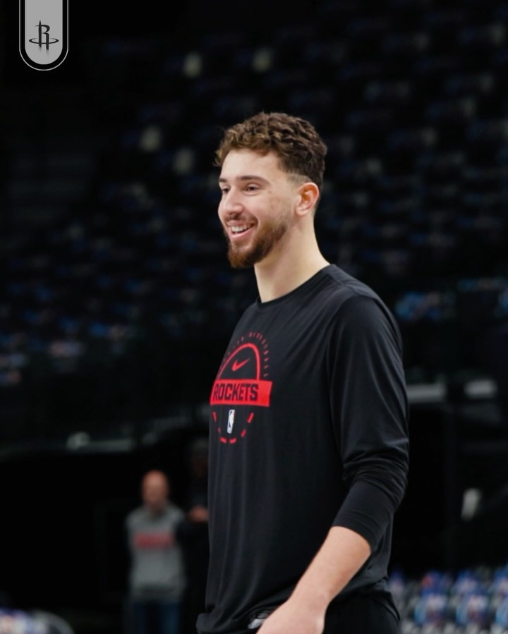 之前火箭队的范弗里特说过，申京和约基奇完全是两种不同风格的球员，他们虽然都能传出