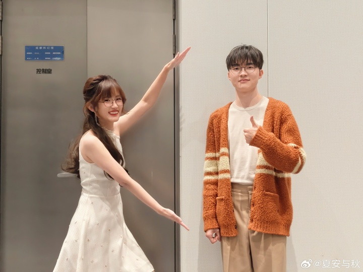 夏安晒与Faker合影: 谁懂看到Faker拿出两张中文手写信的震撼