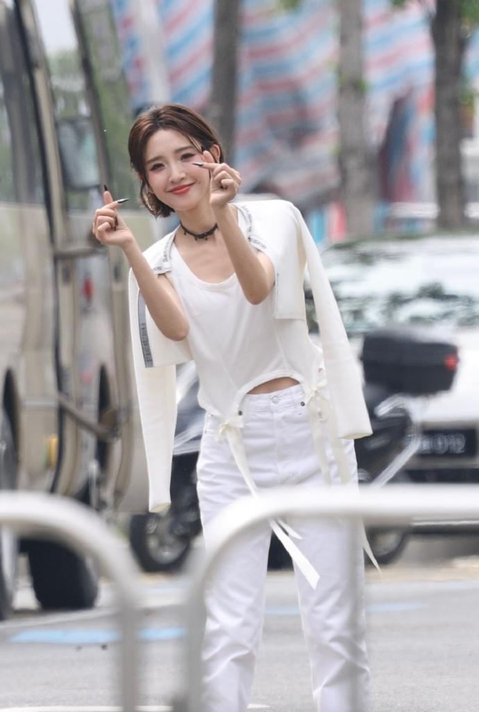 最近唐艺昕在录制浪姐的时候搭配了一身白色的衣服，看上去像个迷人的美少女。唐艺