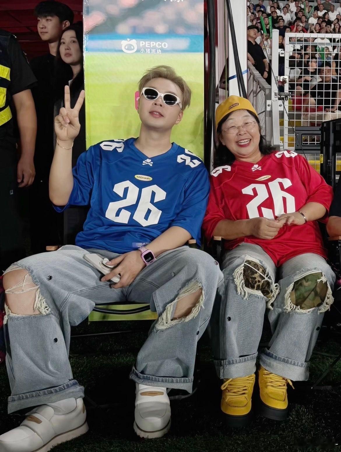 杜海涛和妈妈共用一张脸海涛和妈妈在一起的画面，总给人一种特别安心的感觉。原来相似