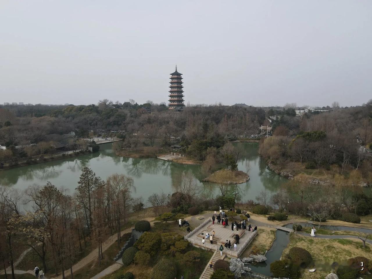 分享一张你随手拍下的街景瘦西湖与大明寺。宝哥视界