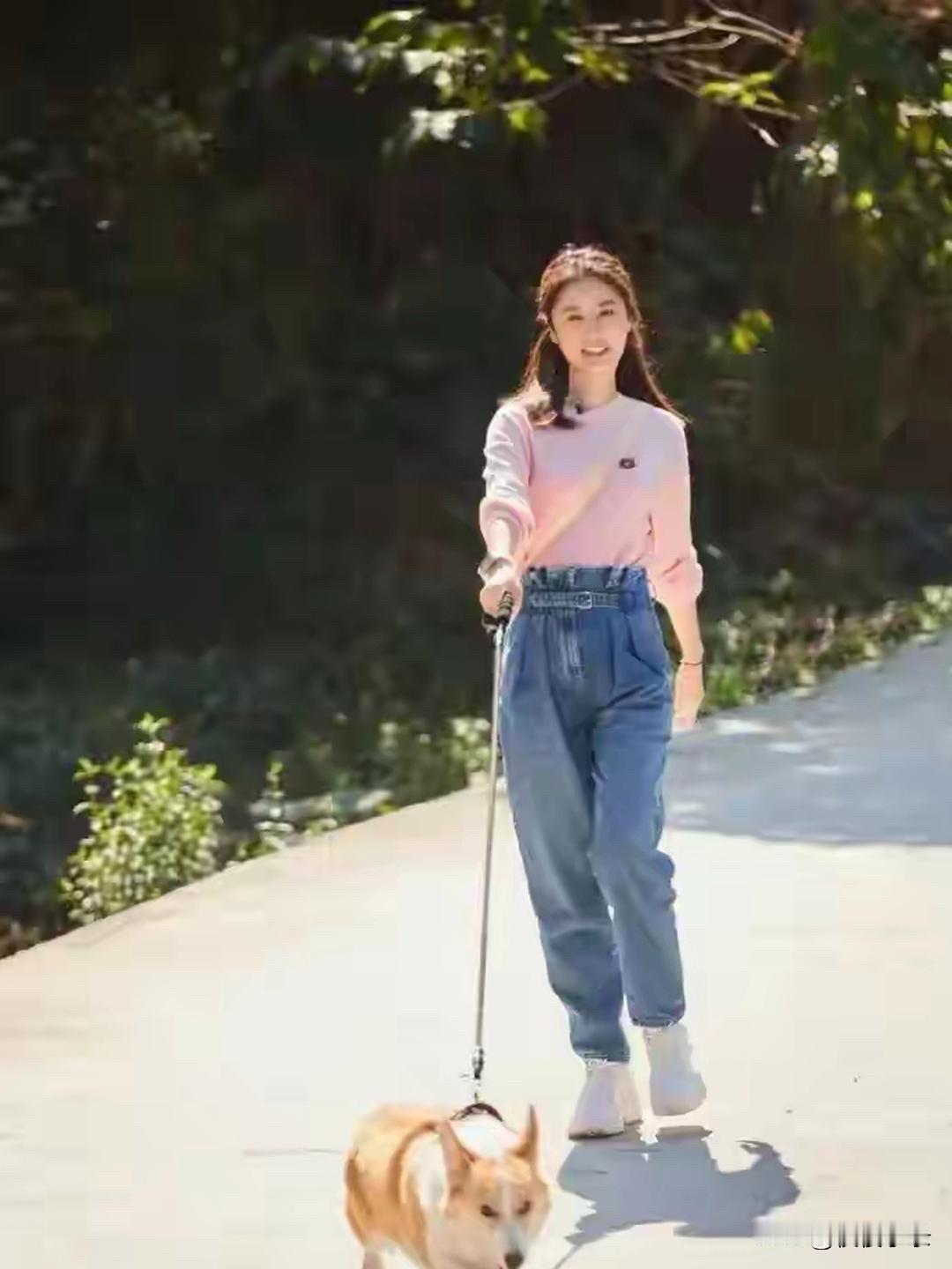 50岁的林心如这状态简直是开了“逆龄外挂”！樱花粉卫衣瞬间拉满少女感，软糯色调衬