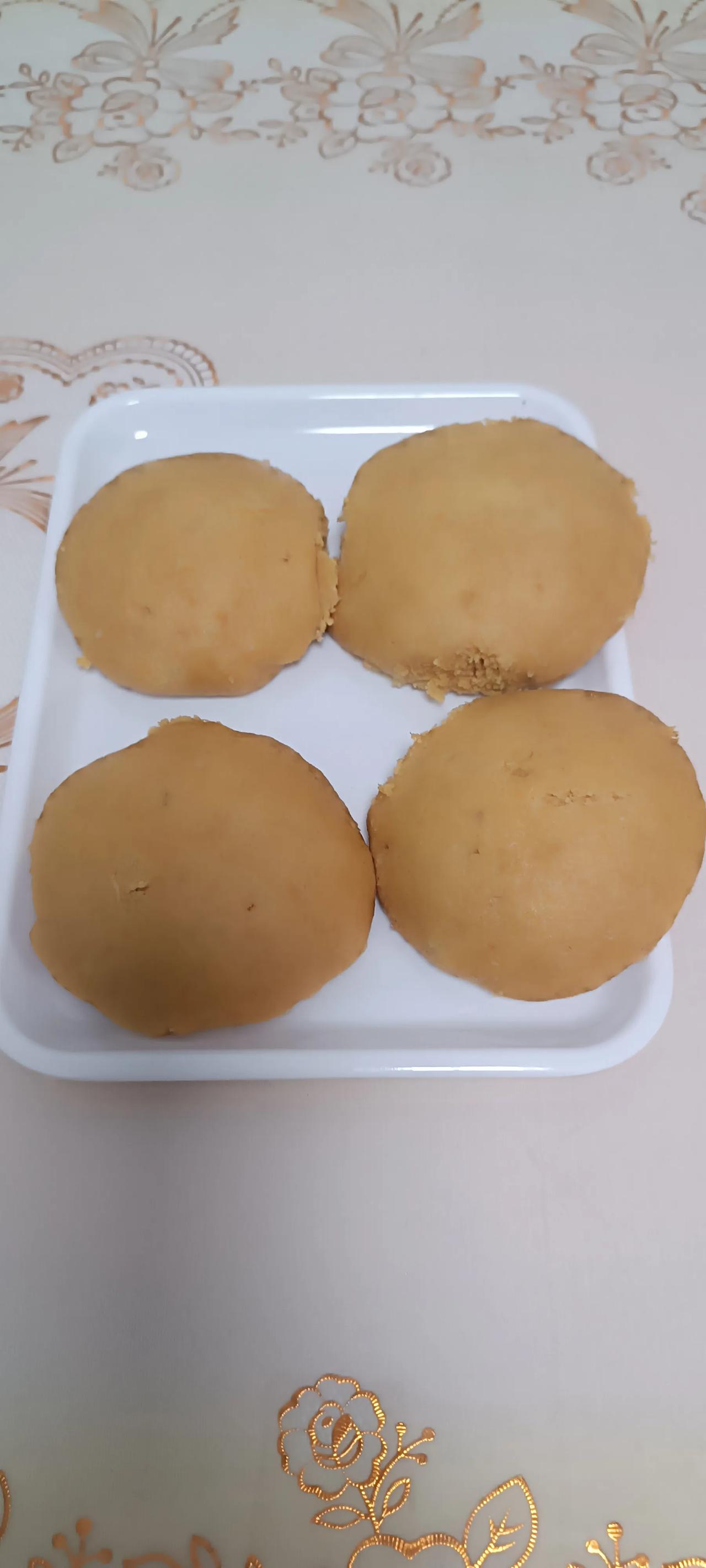 快来看我晚餐吃的啥!纯玉米面大饽饽!才出锅。前阵儿我突然怀旧了，就想吃小时候我妈