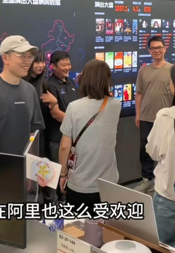 张雪受邀到访北京阿里总部，不料消息一出，引得大批员工放下工作，排起长队争相合影。