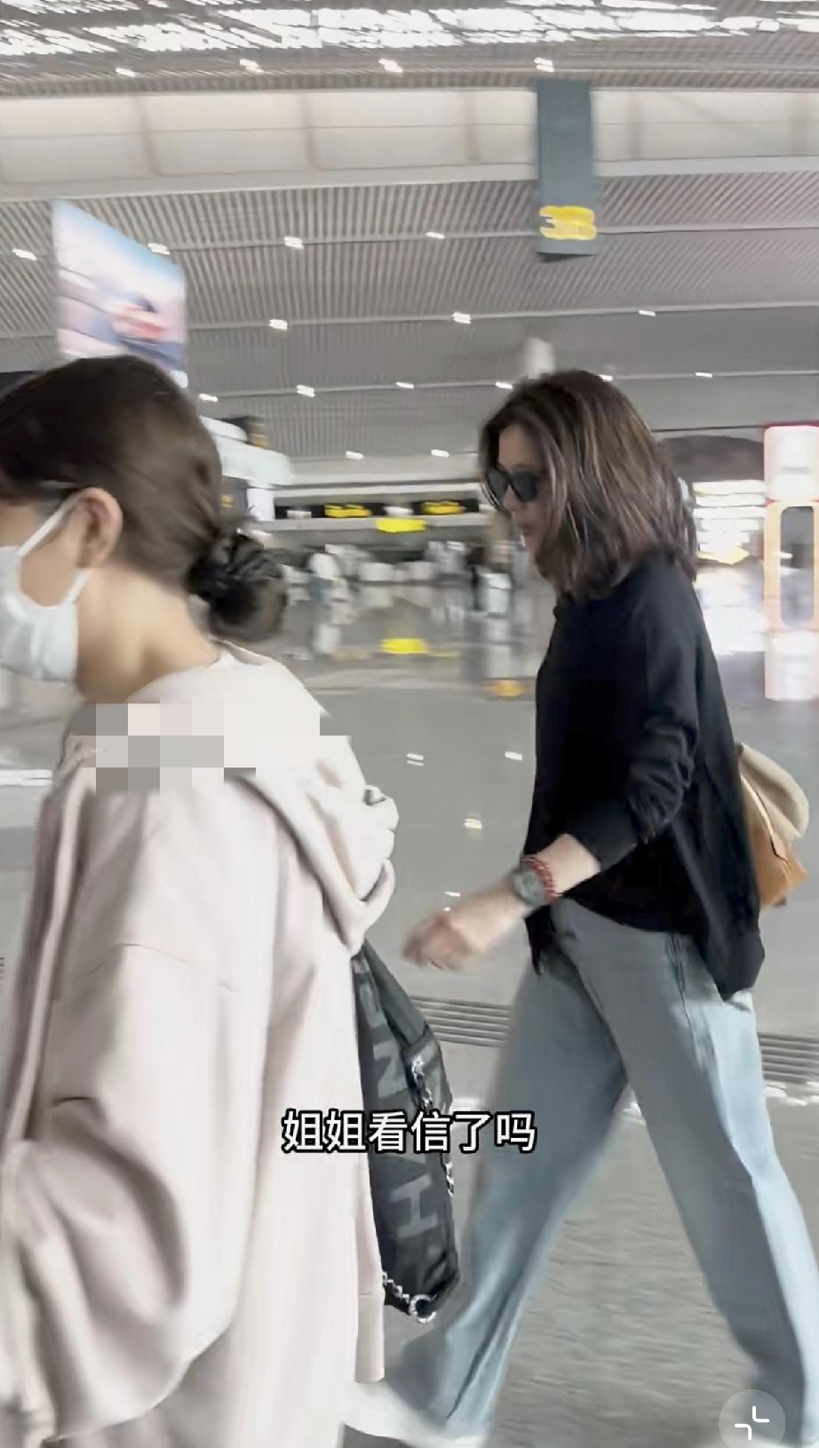 4月11日，袁咏仪在重庆录制完《桃花坞》之后独自坐飞机准备回家，本来她一脸疲惫侧