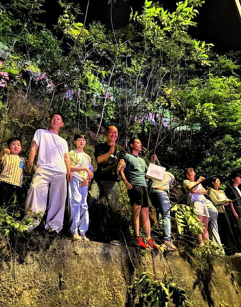 真的要被王心凌重庆演唱会的名场面笑不活了，甜蜜教主一句：“山上的朋友，你们好吗？